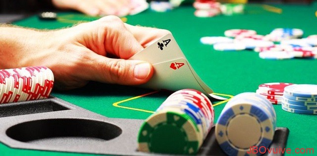 Chơi Poker hay chơi xì tố có hình thức khá tương đồng với chơi đánh bài liêng